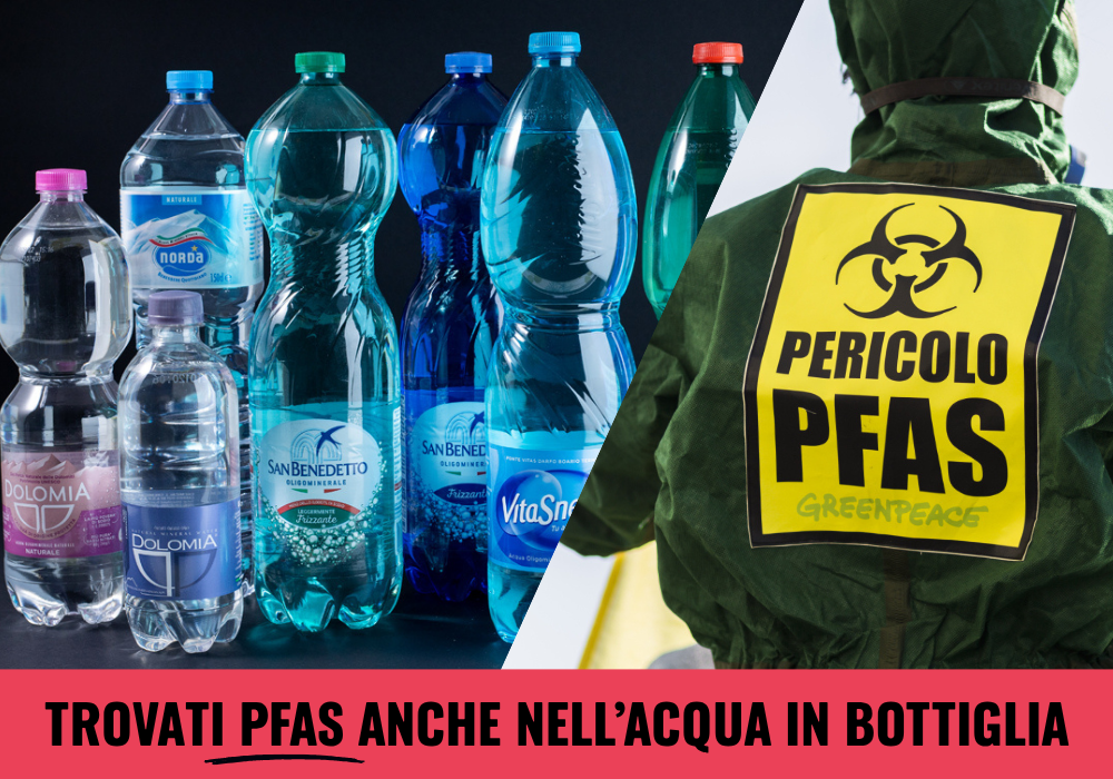Immagine che denuncia la presenza di PFAS anche nell’acqua in bottiglia: da un lato bottiglie di marche note, dall’altro una persona con una tuta protettiva con la scritta “Pericolo PFAS”.